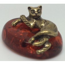 Сувенир с янтарем "Кот лежащий на подушке" 