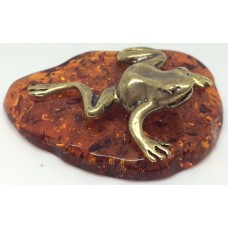 Сувенир из янтаря "Лягушка на камне"