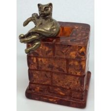 Сувенир с янтарем "Кошечка на трубе лежит" 