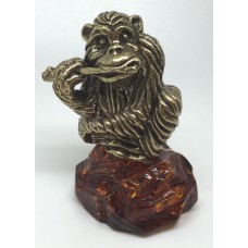 Сувенир с янтарем "Кинг Конг"