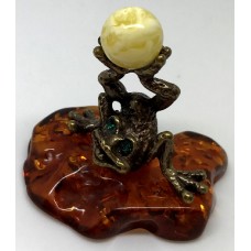 Сувенир с янтарем "Лягушка акробат"